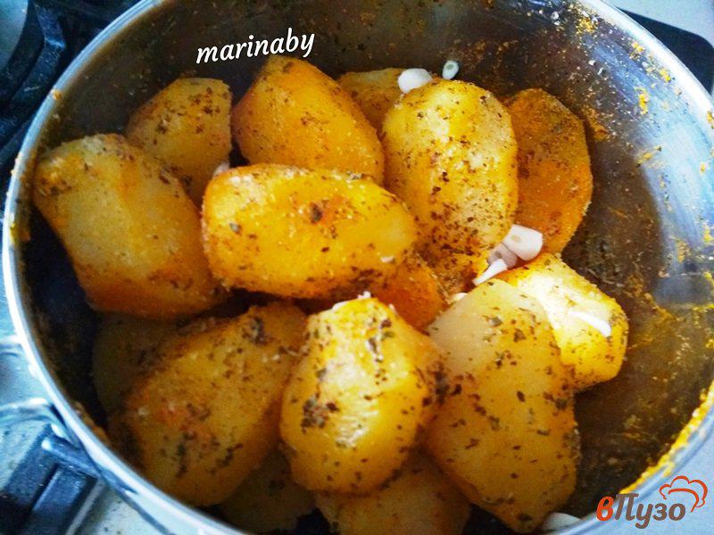 Фото приготовление рецепта: Запеченный пряный картофель с салом шаг №5