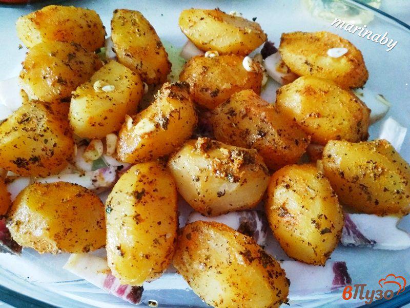 Фото приготовление рецепта: Запеченный пряный картофель с салом шаг №7