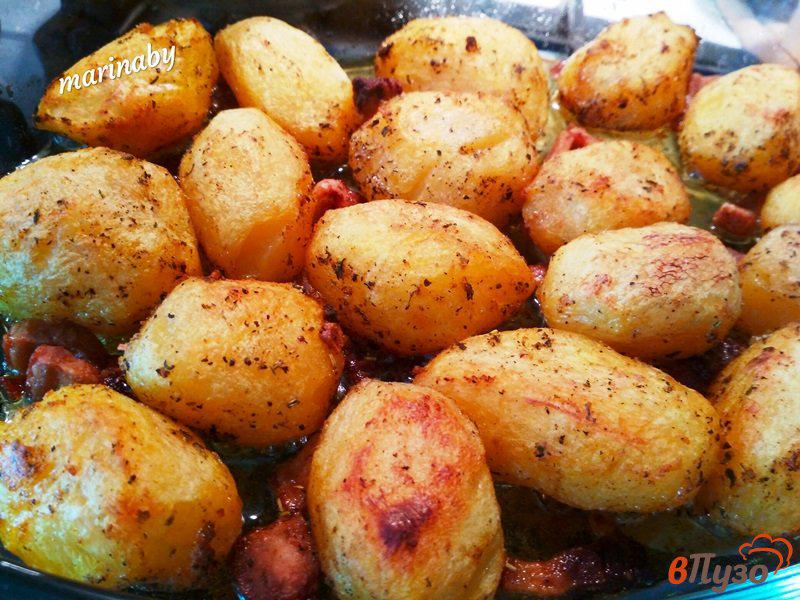 Фото приготовление рецепта: Запеченный пряный картофель с салом шаг №8