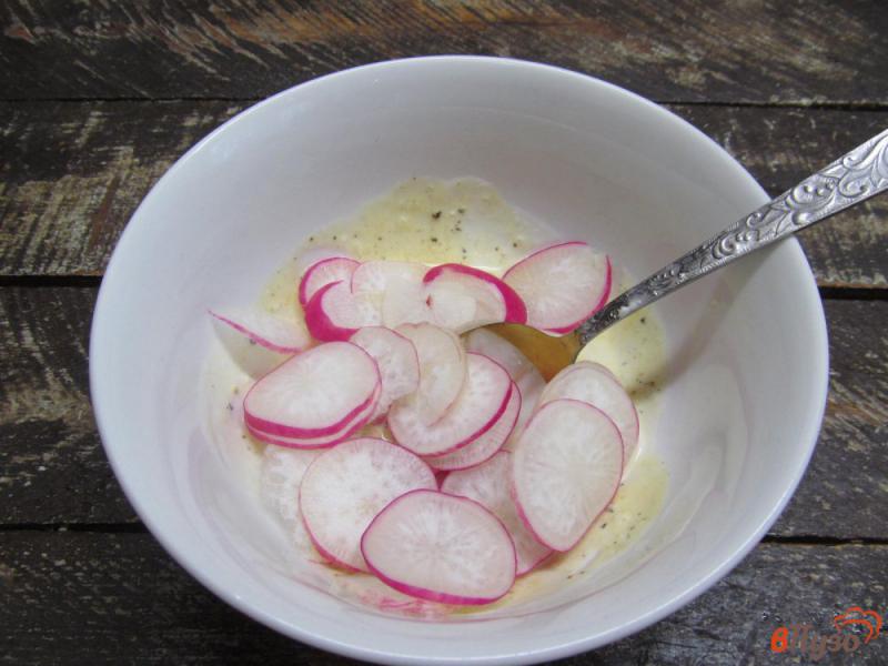 Фото приготовление рецепта: Салат из редиса яблока и сыра шаг №2