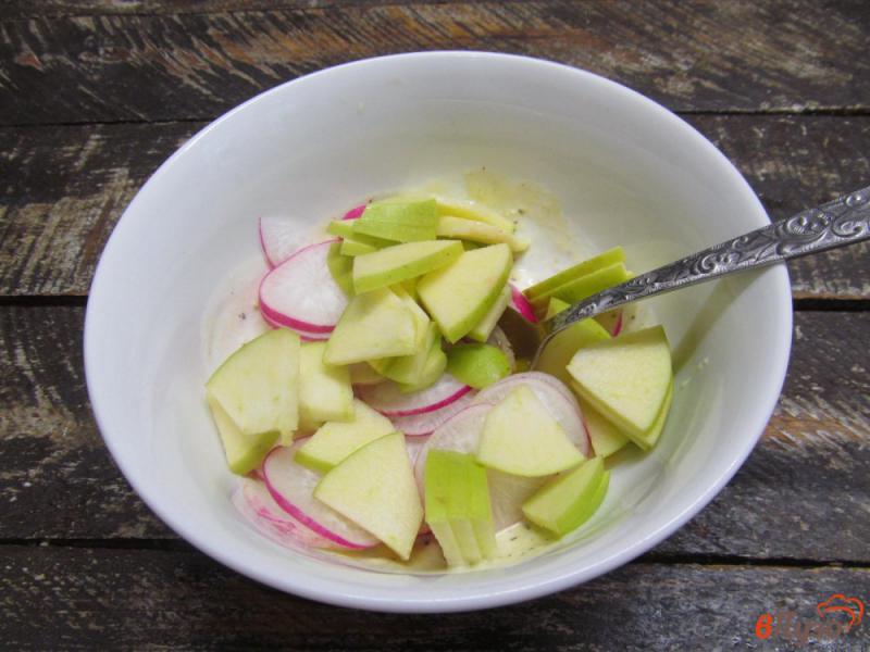 Фото приготовление рецепта: Салат из редиса яблока и сыра шаг №3