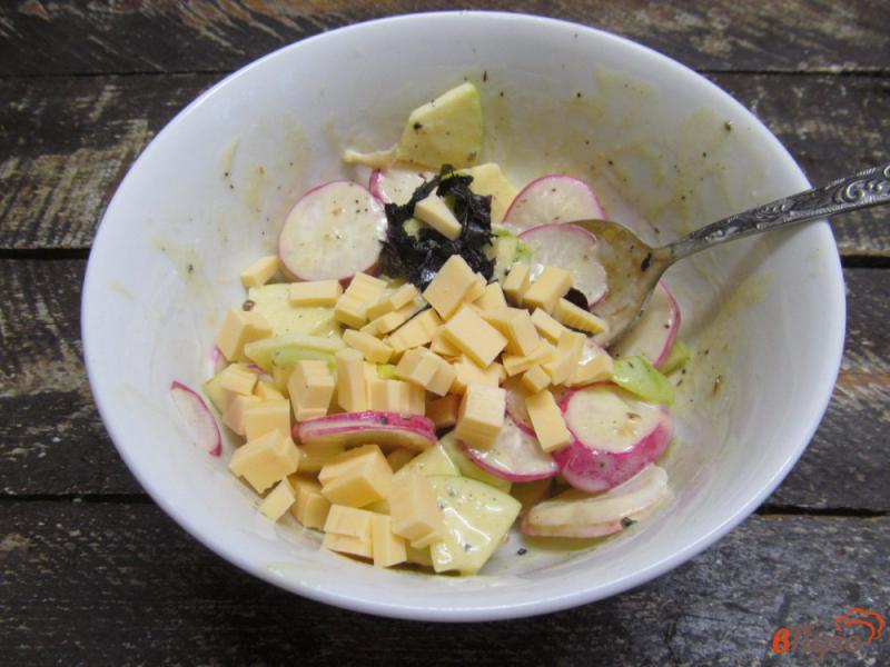 Фото приготовление рецепта: Салат из редиса яблока и сыра шаг №4