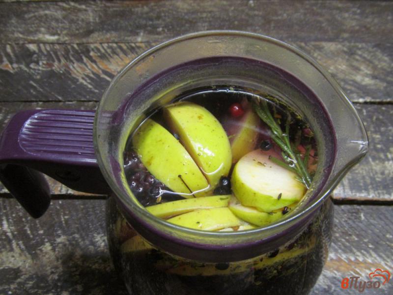 Фото приготовление рецепта: Чай из бузины с розмарином и яблоком шаг №3