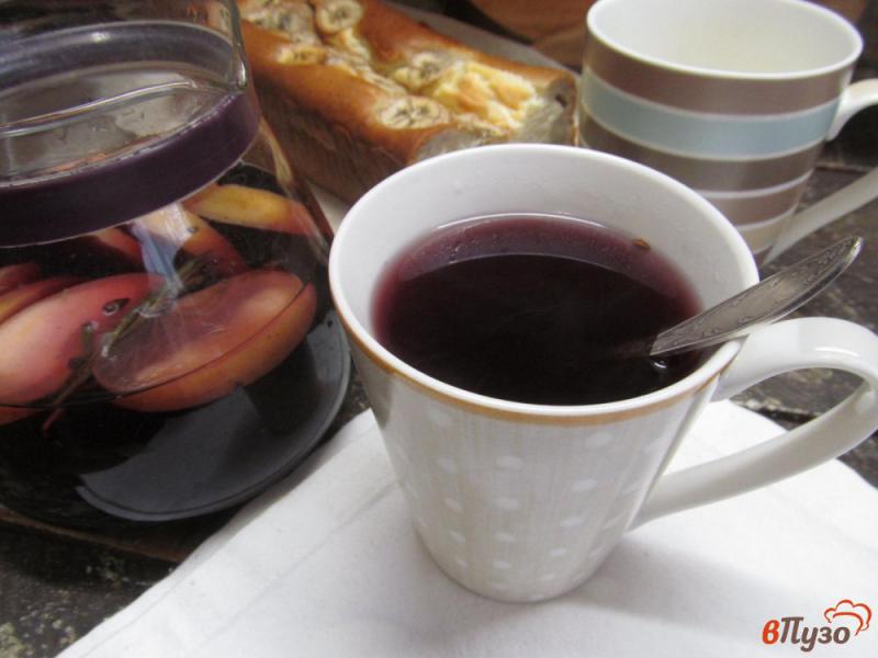 Фото приготовление рецепта: Чай из бузины с розмарином и яблоком шаг №4