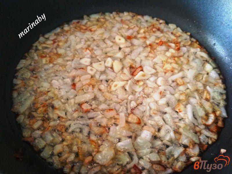 Фото приготовление рецепта: Жаренный острый рис с капустой шаг №2