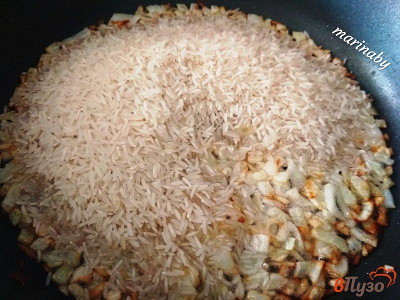 Фото приготовление рецепта: Жаренный острый рис с капустой шаг №3