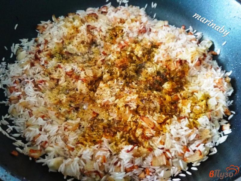Фото приготовление рецепта: Жаренный острый рис с капустой шаг №4