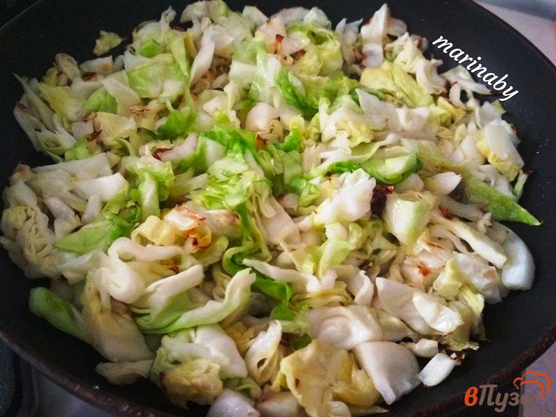 Фото приготовление рецепта: Жаренный острый рис с капустой шаг №8