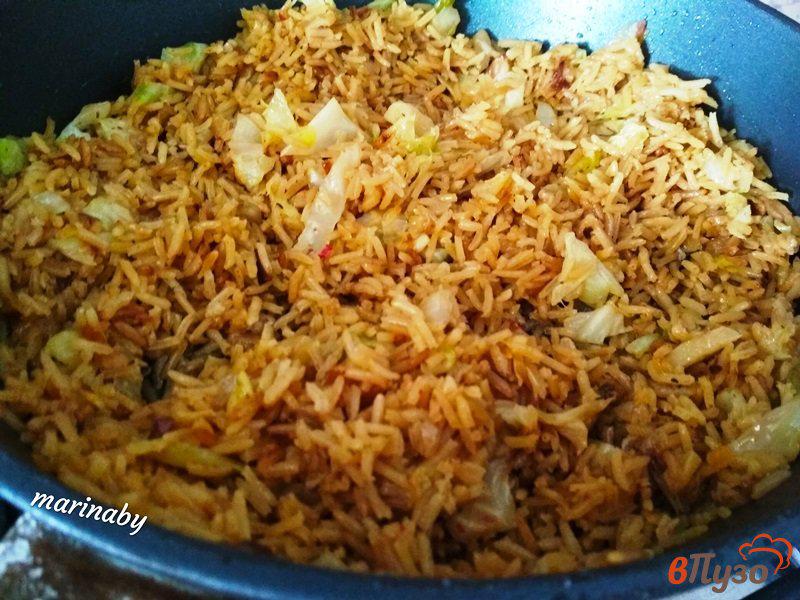 Фото приготовление рецепта: Жаренный острый рис с капустой шаг №10