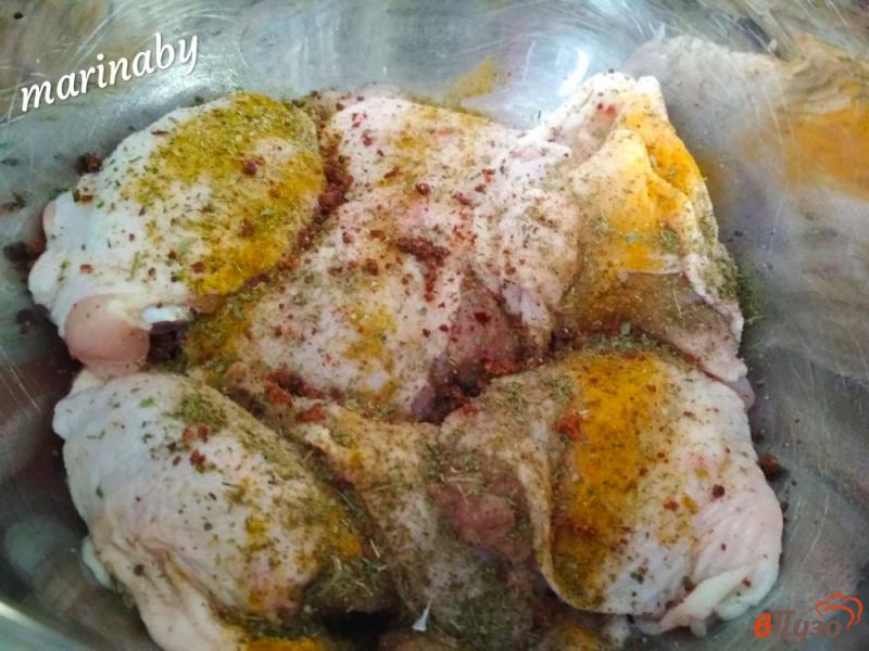 Фото приготовление рецепта: Запеченные куриные бедрышки с травами и чесноком шаг №2