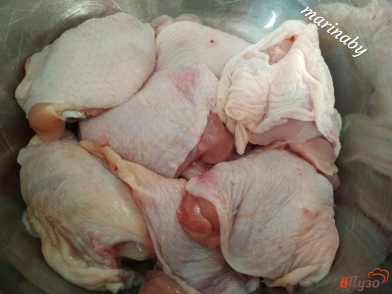 Фото приготовление рецепта: Запеченные куриные бедрышки с травами и чесноком шаг №1