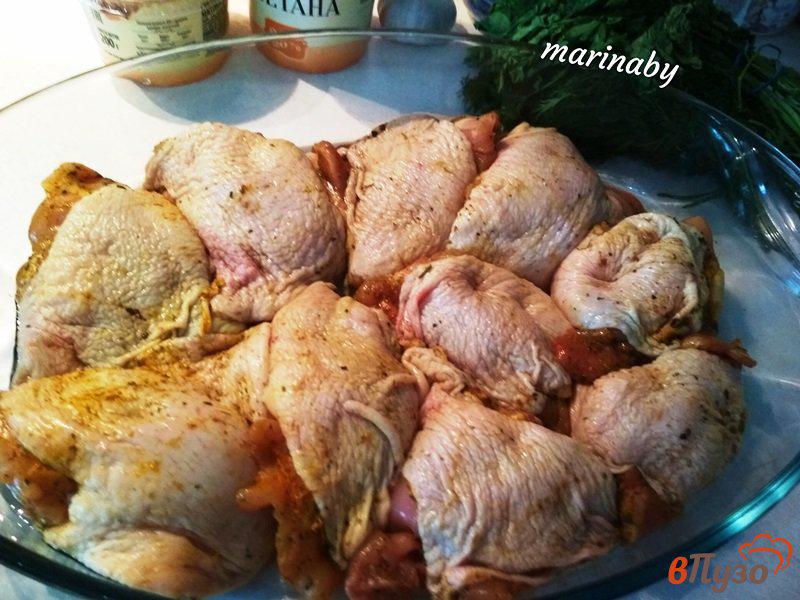Фото приготовление рецепта: Запеченные куриные бедрышки с травами и чесноком шаг №3