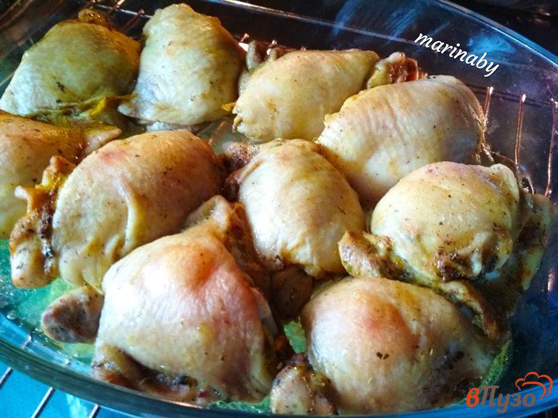 Фото приготовление рецепта: Запеченные куриные бедрышки с травами и чесноком шаг №8