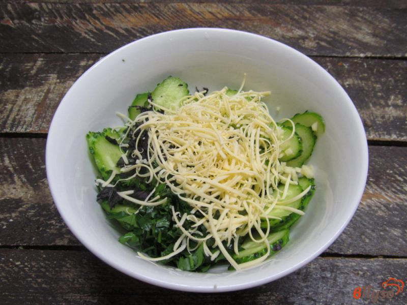 Фото приготовление рецепта: Огуречный салат с сыром шаг №3