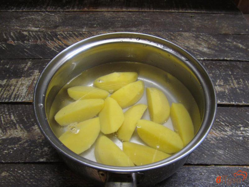 Фото приготовление рецепта: Картофельная запеканка с сосисками шаг №1