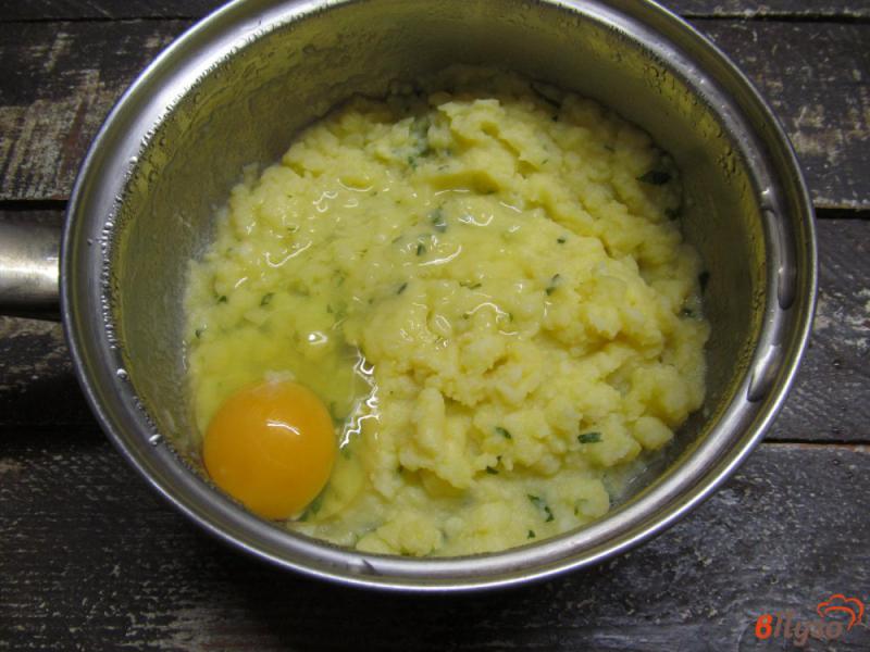 Фото приготовление рецепта: Картофельная запеканка с сосисками шаг №4