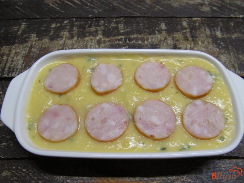 Фото приготовление рецепта: Картофельная запеканка с сосисками шаг №5