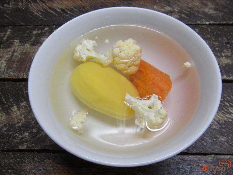 Фото приготовление рецепта: Овощные оладьи с жареным беконом под сметанным соусом шаг №2
