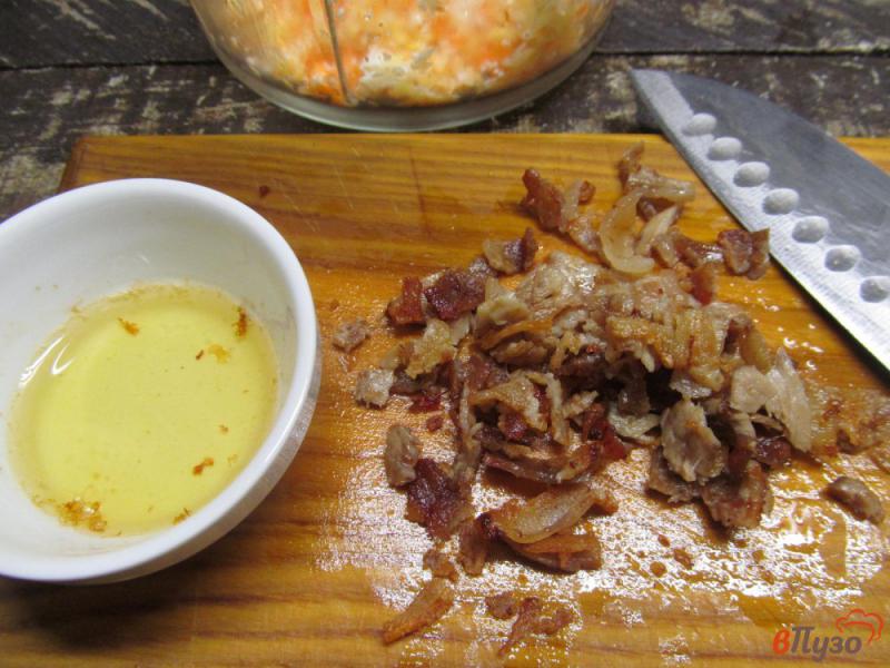 Фото приготовление рецепта: Овощные оладьи с жареным беконом под сметанным соусом шаг №4