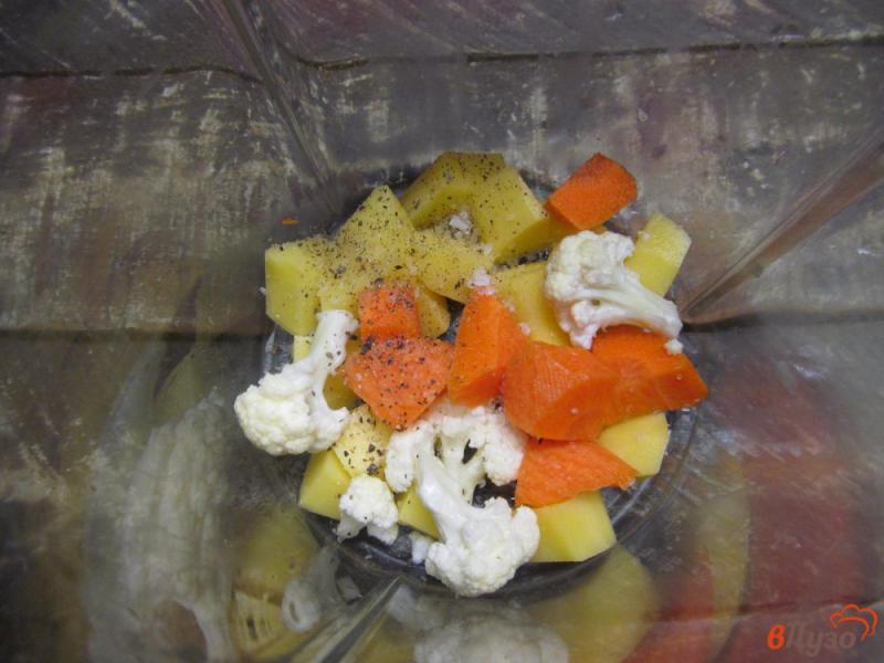 Фото приготовление рецепта: Овощные оладьи с жареным беконом под сметанным соусом шаг №3