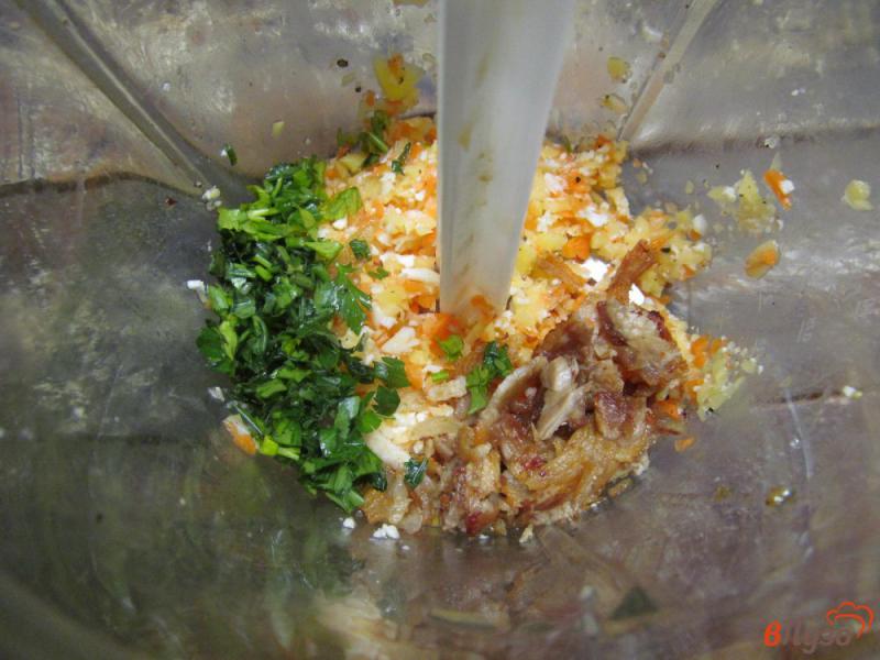 Фото приготовление рецепта: Овощные оладьи с жареным беконом под сметанным соусом шаг №5