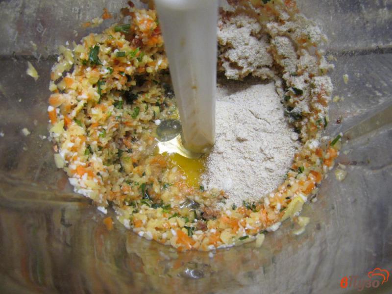 Фото приготовление рецепта: Овощные оладьи с жареным беконом под сметанным соусом шаг №6