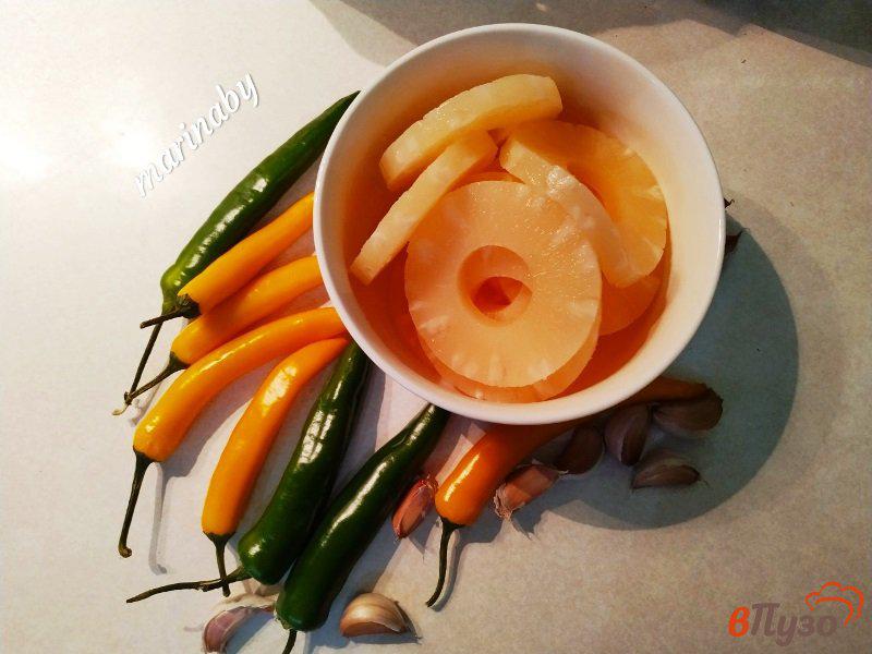 Фото приготовление рецепта: Острый соус с чили и ананасом шаг №1