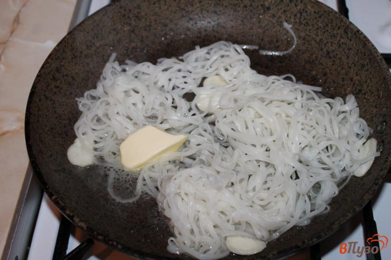 Фото приготовление рецепта: Рисовая лапша с мидиями и кунжутом шаг №5