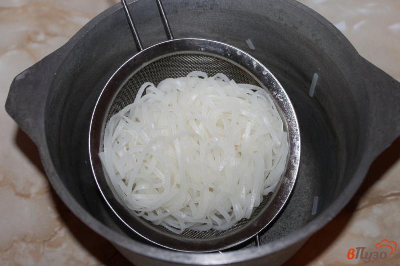 Фото приготовление рецепта: Рисовая лапша с мидиями и кунжутом шаг №4