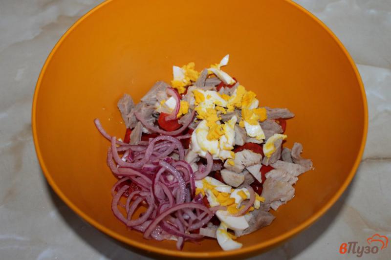 Фото приготовление рецепта: Мясной салат с яйцом и помидором шаг №3