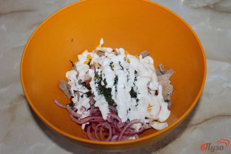 Фото приготовление рецепта: Мясной салат с яйцом и помидором шаг №4
