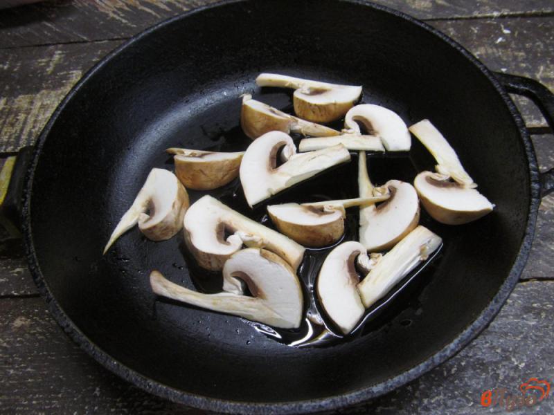 Фото приготовление рецепта: Жареная лапша с грибами в азиатском стиле шаг №3