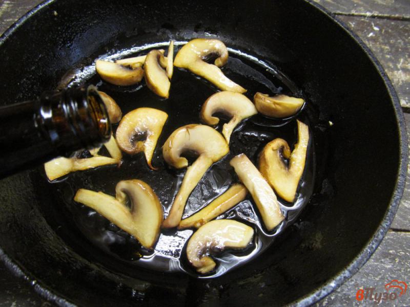Фото приготовление рецепта: Жареная лапша с грибами в азиатском стиле шаг №4