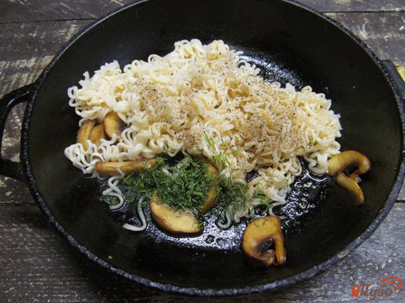 Фото приготовление рецепта: Жареная лапша с грибами в азиатском стиле шаг №5