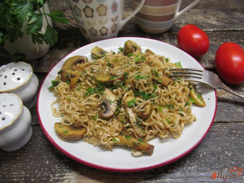 Фото приготовление рецепта: Жареная лапша с грибами в азиатском стиле шаг №7