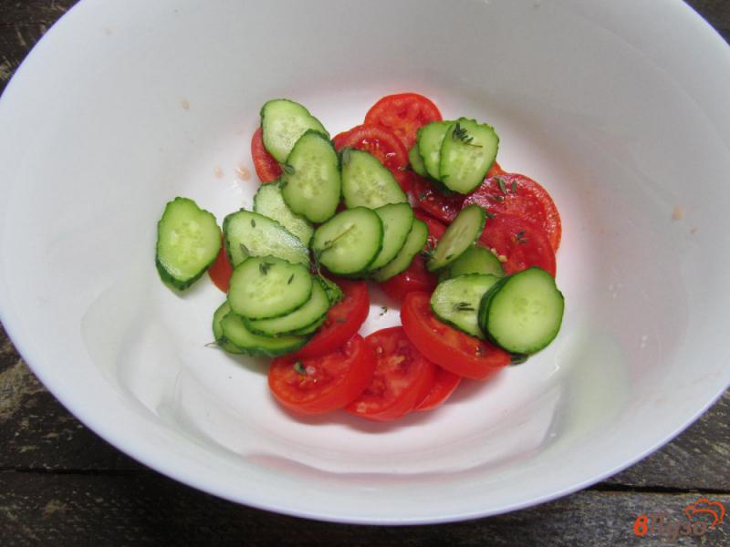 Фото приготовление рецепта: Салат из помидора с беконом под соусом из голубого сыра шаг №3