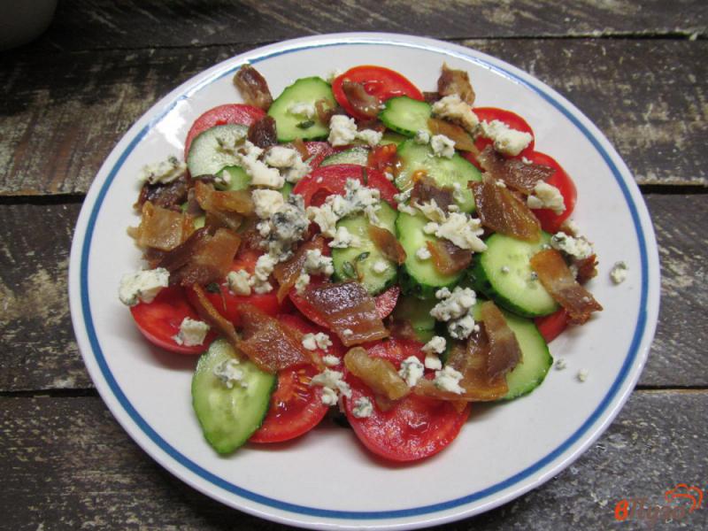 Фото приготовление рецепта: Салат из помидора с беконом под соусом из голубого сыра шаг №4