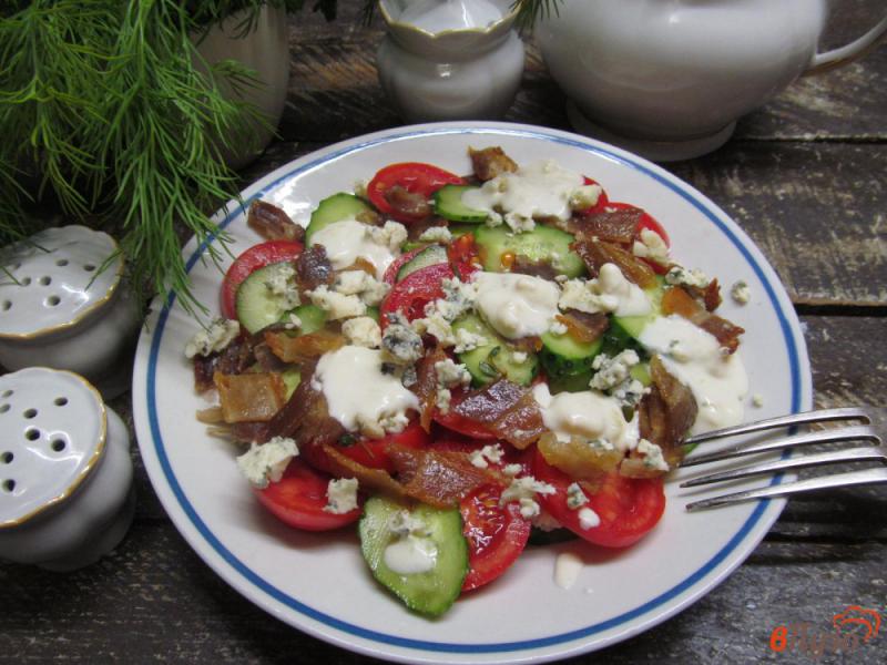 Фото приготовление рецепта: Салат из помидора с беконом под соусом из голубого сыра шаг №5