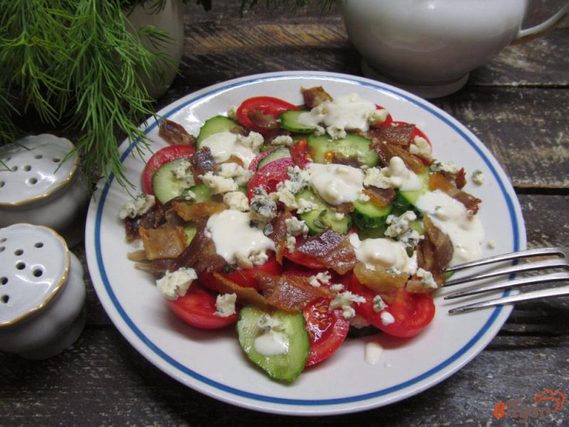 Фото приготовление рецепта: Салат из помидора с беконом под соусом из голубого сыра шаг №6