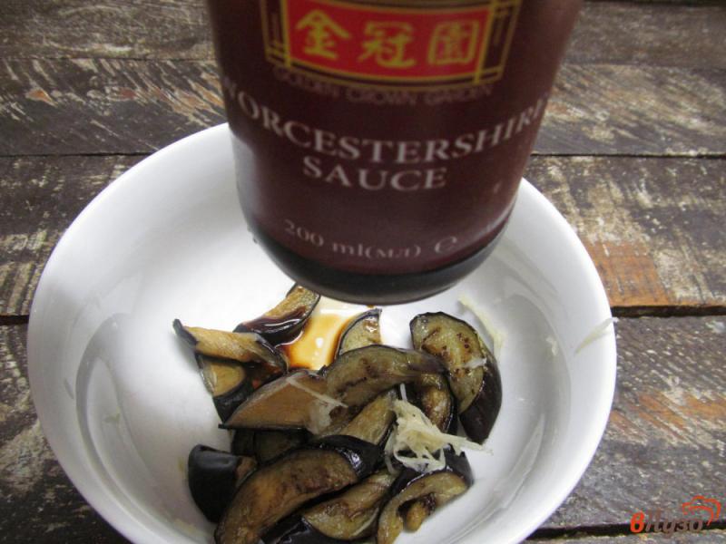 Фото приготовление рецепта: Теплый салат из баклажана с грибами и сыром фета шаг №3