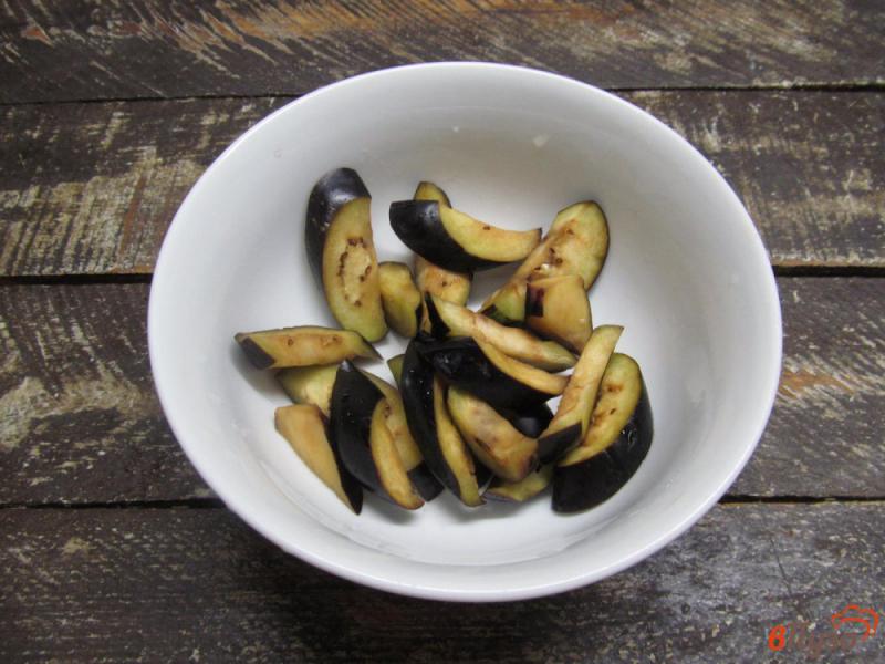 Фото приготовление рецепта: Теплый салат из баклажана с грибами и сыром фета шаг №1