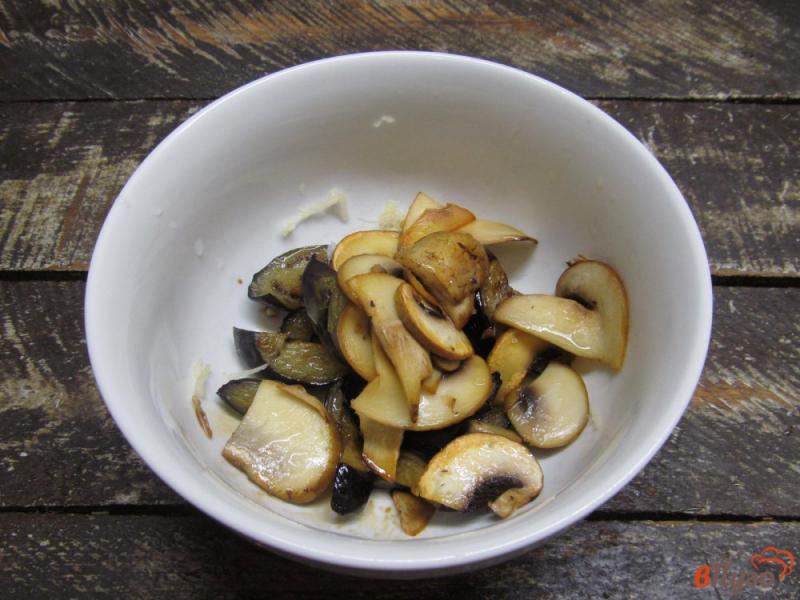 Фото приготовление рецепта: Теплый салат из баклажана с грибами и сыром фета шаг №5