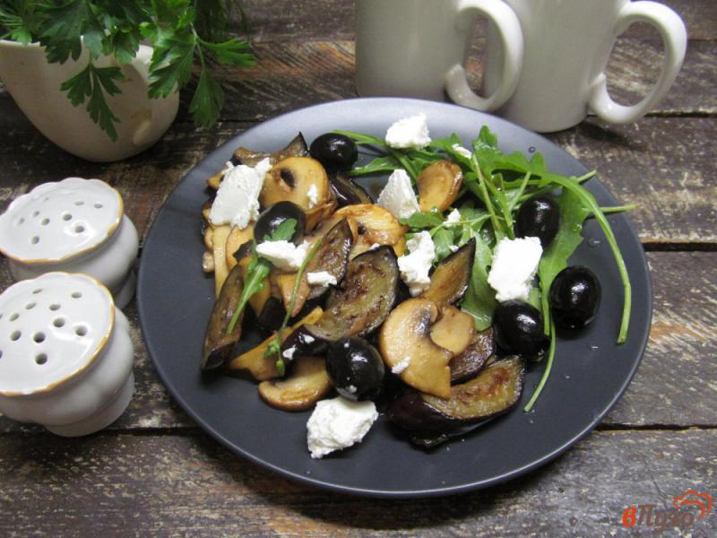 Фото приготовление рецепта: Теплый салат из баклажана с грибами и сыром фета шаг №8