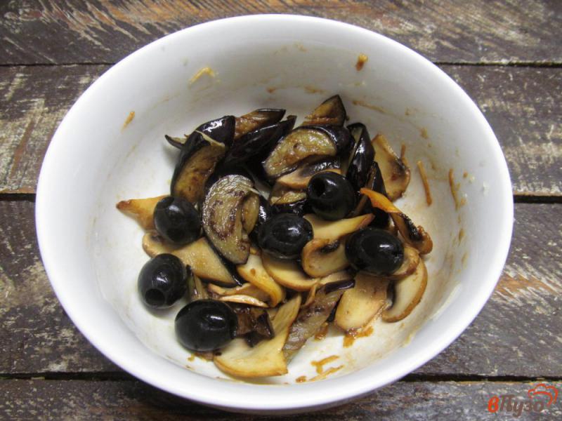 Фото приготовление рецепта: Теплый салат из баклажана с грибами и сыром фета шаг №6