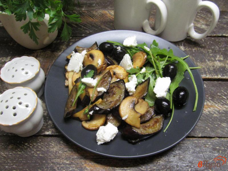 Фото приготовление рецепта: Теплый салат из баклажана с грибами и сыром фета шаг №7