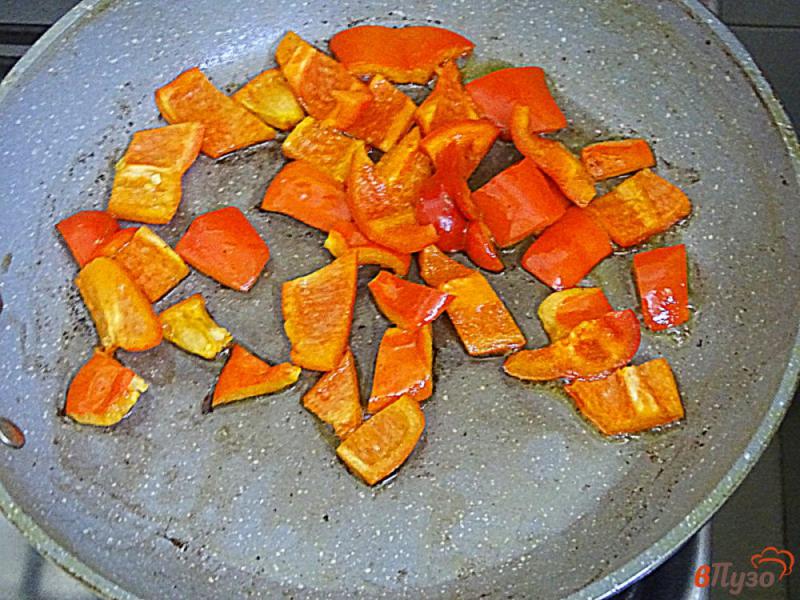 Фото приготовление рецепта: Картофель жареный с перцем шаг №3