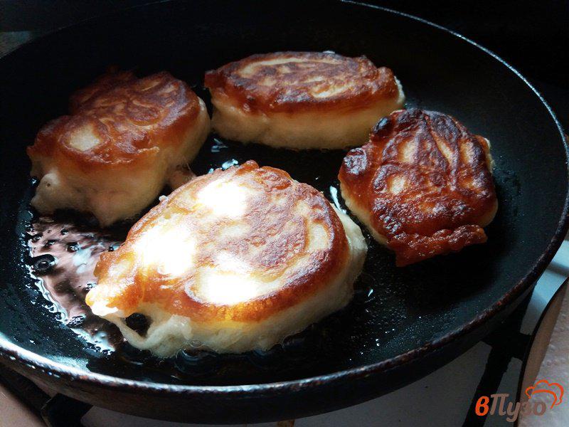 Фото приготовление рецепта: Оладушки из простокваши с черничным соусом шаг №3