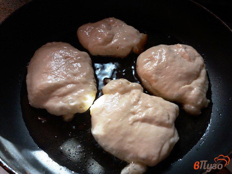 Фото приготовление рецепта: Оладушки из простокваши с черничным соусом шаг №2