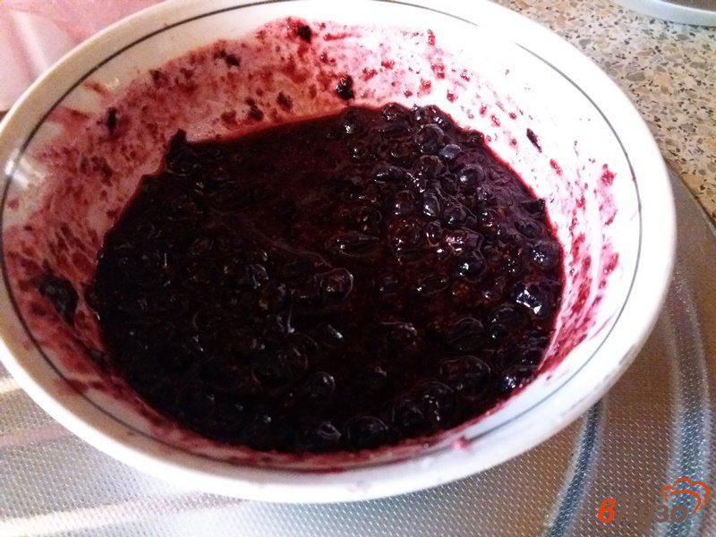 Фото приготовление рецепта: Оладушки из простокваши с черничным соусом шаг №5