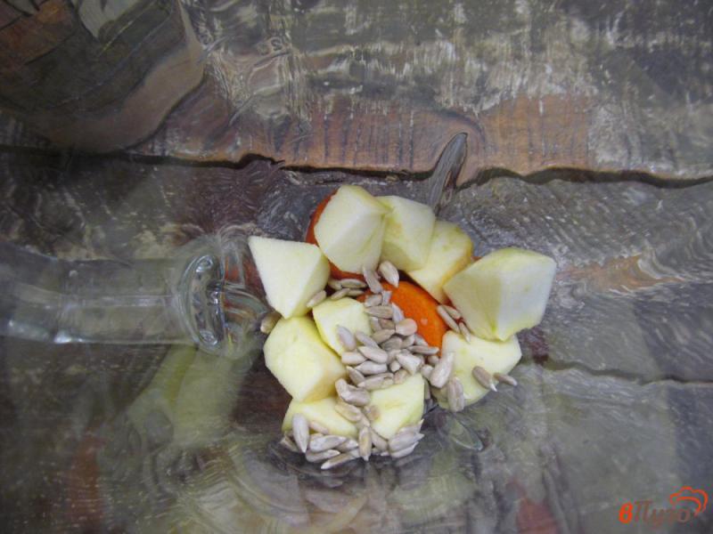 Фото приготовление рецепта: Морковный смузи с мандарином и семечками шаг №2